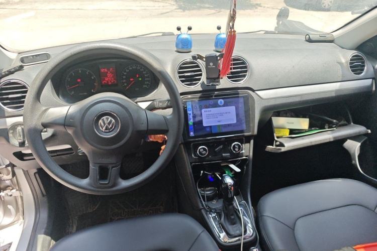 Used Volkswagen Jetta 2013 1.6L Automatic Comfort Model Center Console
