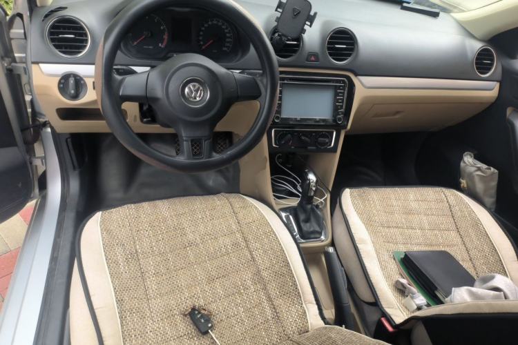Used Volkswagen Jetta 2013 1.6L Automatic Luxury Model Center Console
