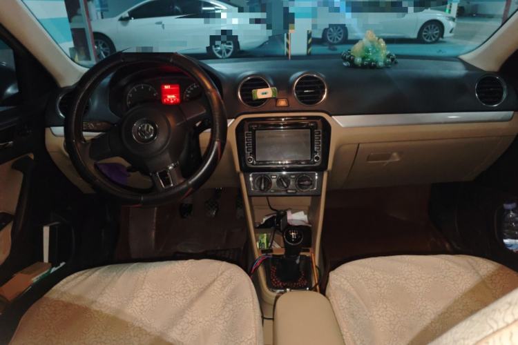 Used Volkswagen Jetta 2013 1.6L Manual Comfort Model Center Console
