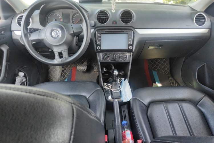 Used Volkswagen Jetta 2013 1.6L Automatic Comfort Model Center Console