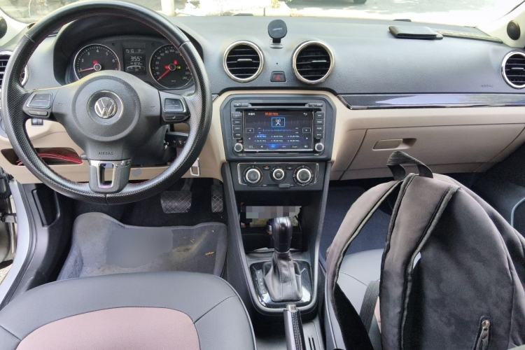 Used Volkswagen Jetta 2013 1.6L Automatic Comfort Model Center Console