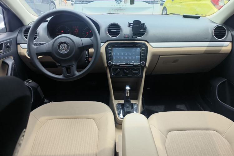 Used Volkswagen Jetta 2013 1.6L Automatic Comfort Model Center Console