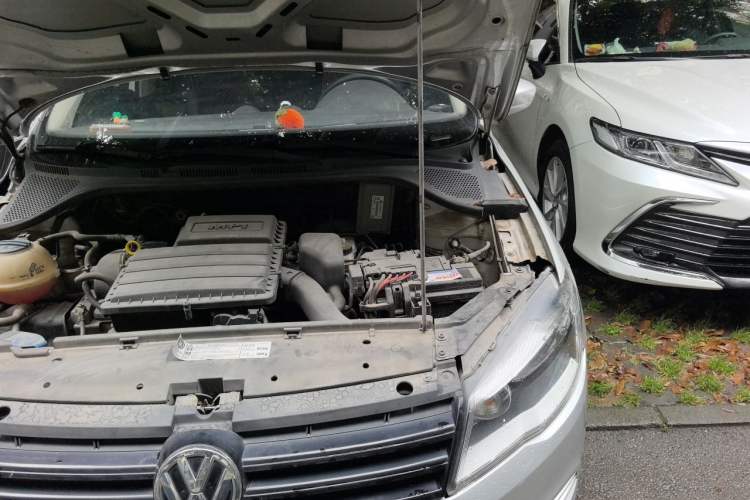 Used Volkswagen Jetta 2013 1.6L Manual Fashion Edition Engine Bay Left