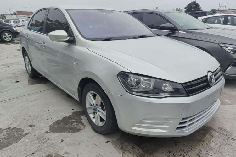 Used Volkswagen Jetta 2013 1.6L Manual Fashion Edition Front Right 45 Deg