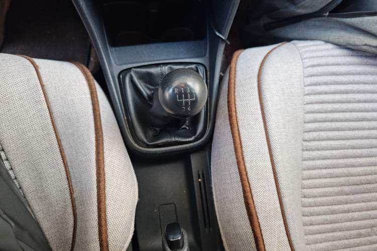 Used Volkswagen Jetta 2013 1.6L Manual Fashion Edition Gear Lever