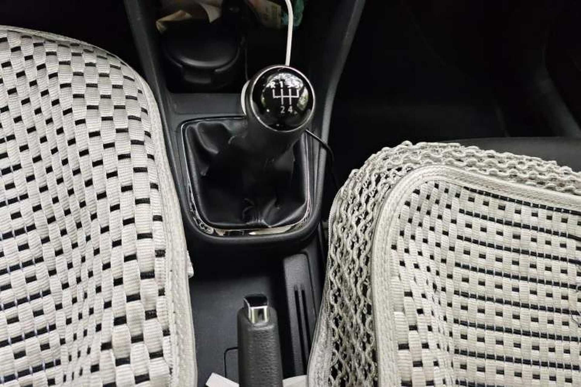 Used Volkswagen Jetta 2013 1.6L Manual Comfort Model Gear Lever