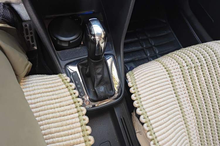 Used Volkswagen Jetta 2013 1.6L Automatic Fashion Model Gear Lever