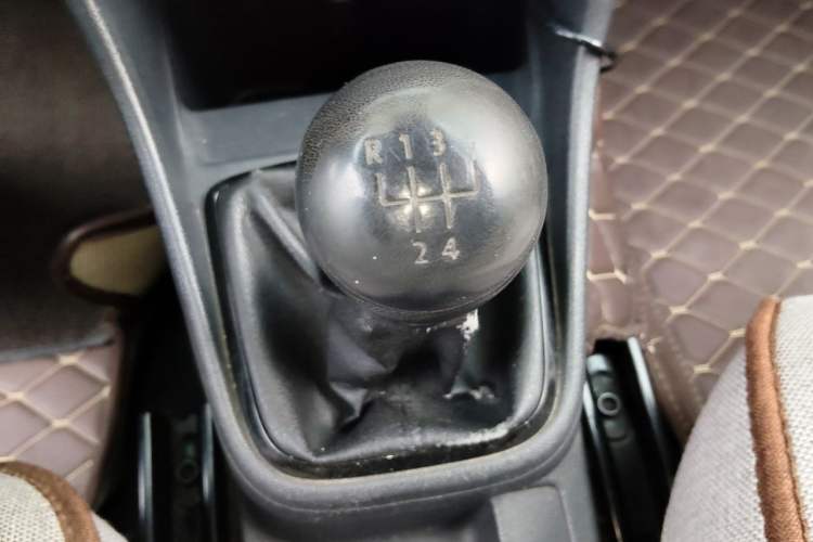 Used Volkswagen Jetta 2013 1.6L Manual Fashion Edition Gear Lever