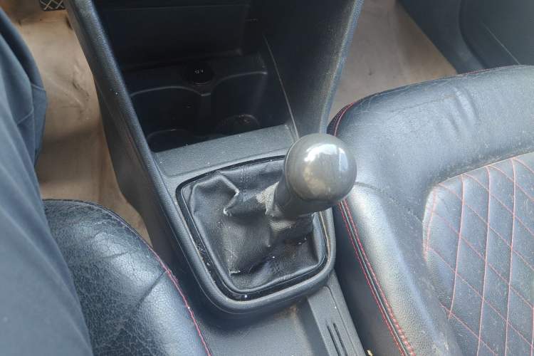 Used Volkswagen Jetta 2013 1.6L Manual Fashion Edition Gear Lever