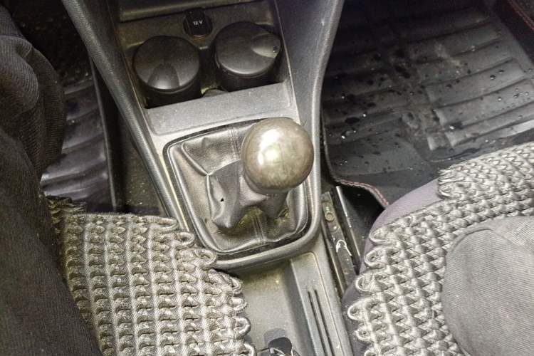 Used Volkswagen Jetta 2013 1.6L Manual Fashion Edition Gear Lever