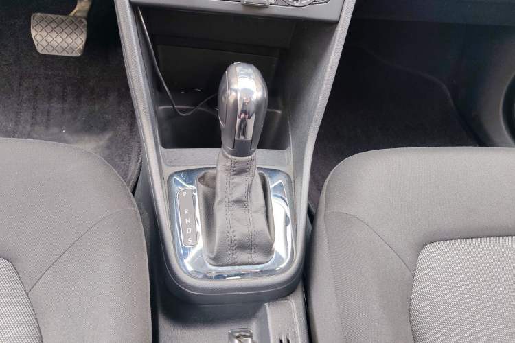 Used Volkswagen Jetta 2013 1.6L Automatic Fashion Model Gear Lever