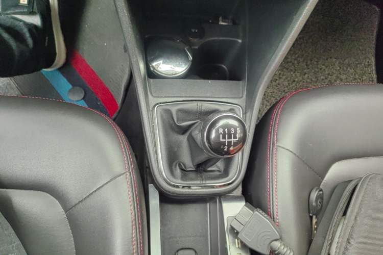 Used Volkswagen Jetta 2013 1.6L Manual Fashion Edition Gear Lever