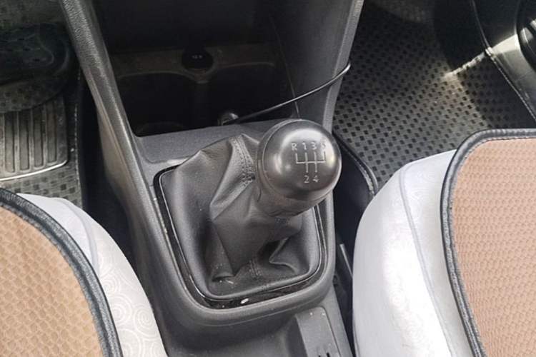 Used Volkswagen Jetta 2013 1.6L Manual Fashion Edition Gear Lever