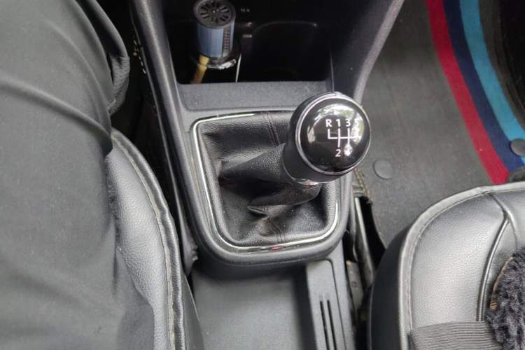 Used Volkswagen Jetta 2013 1.6L Manual Fashion Edition Gear Lever
