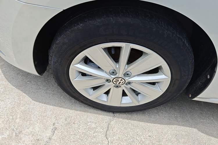 Used Volkswagen Jetta 2013 1.6L Automatic Comfort Model Left Front Wheel Hub
