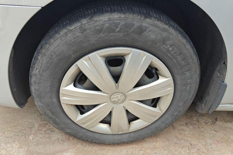 Used Volkswagen Jetta 2013 1.6L Automatic Fashion Model Left Front Wheel Hub