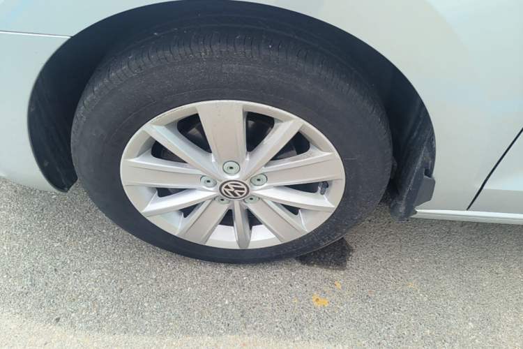 Used Volkswagen Jetta 2013 1.6L Automatic Comfort Model Left Front Wheel Hub