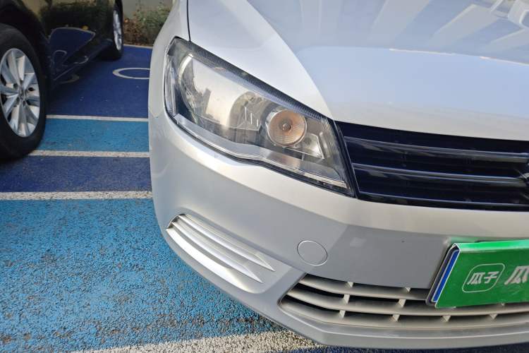 Used Volkswagen Jetta 2013 1.6L Manual Fashion Edition Right Front Headlight