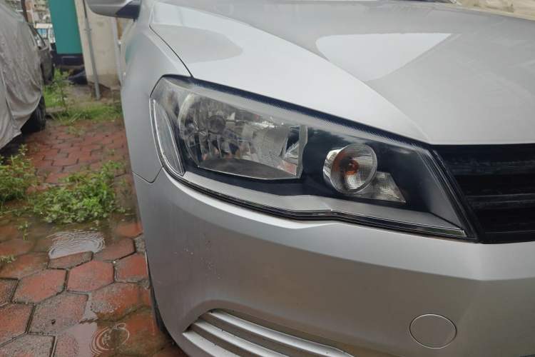 Used Volkswagen Jetta 2013 1.6L Manual Fashion Edition Right Front Headlight
