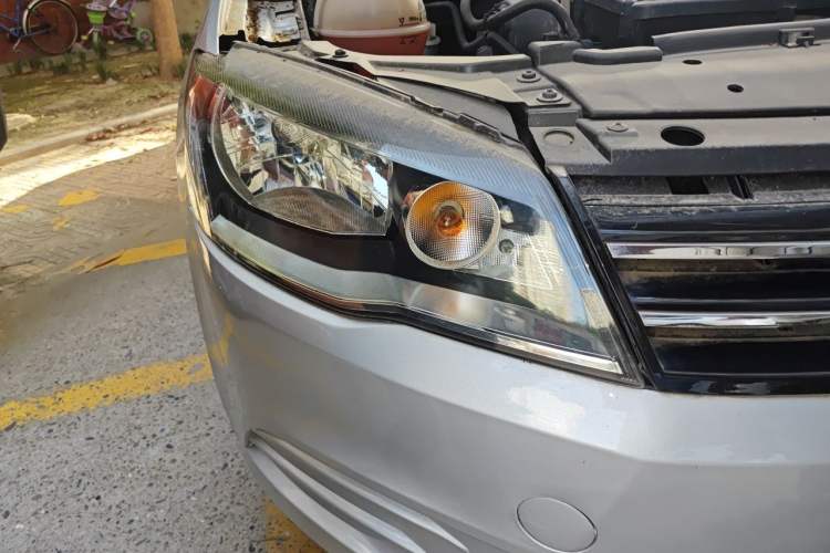 Used Volkswagen Jetta 2013 1.6L Automatic Fashion Model Right Front Headlight