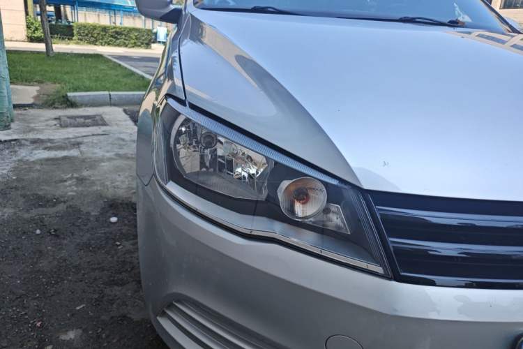Used Volkswagen Jetta 2013 1.6L Automatic Fashion Model Right Front Headlight