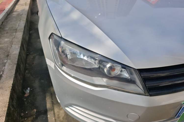 Used Volkswagen Jetta 2013 1.6L Automatic Fashion Model Right Front Headlight