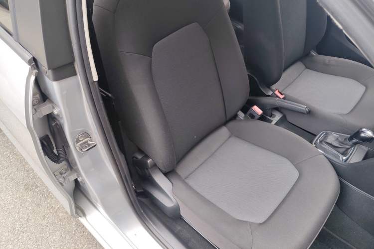 Used Volkswagen Jetta 2013 1.6L Automatic Fashion Model Right Front Seat