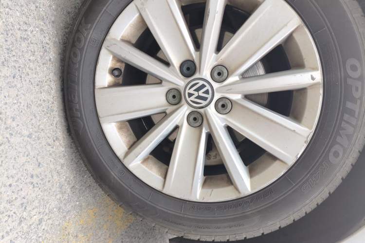 Used Volkswagen Jetta 2013 1.6L Manual Comfort Model Right Front Wheel Hub