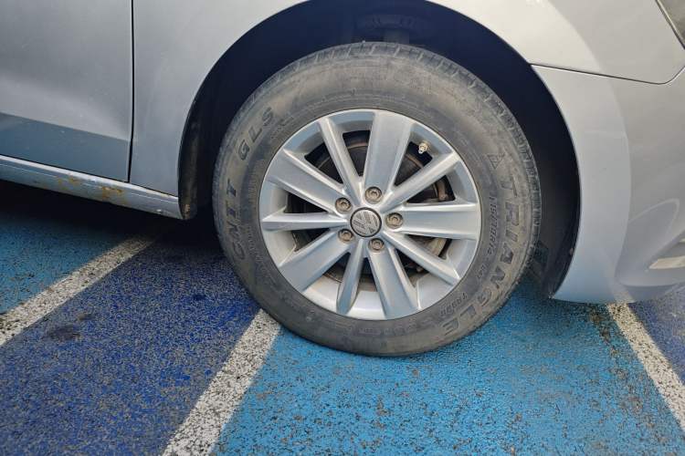 Used Volkswagen Jetta 2013 1.6L Manual Fashion Edition Right Front Wheel Hub