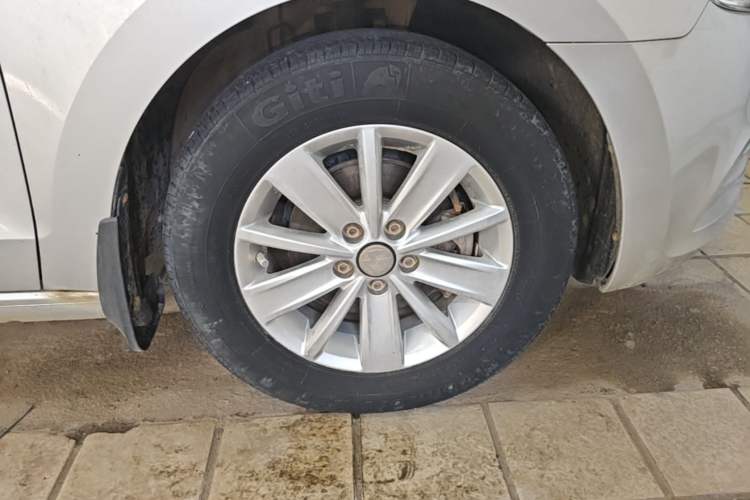 Used Volkswagen Jetta 2013 1.4L Manual Fashion Model Right Front Wheel Hub