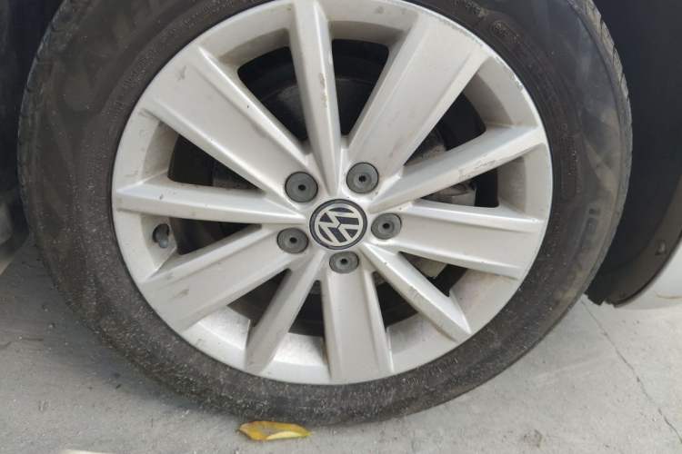 Used Volkswagen Jetta 2013 1.6L Automatic Comfort Model Right Front Wheel Hub