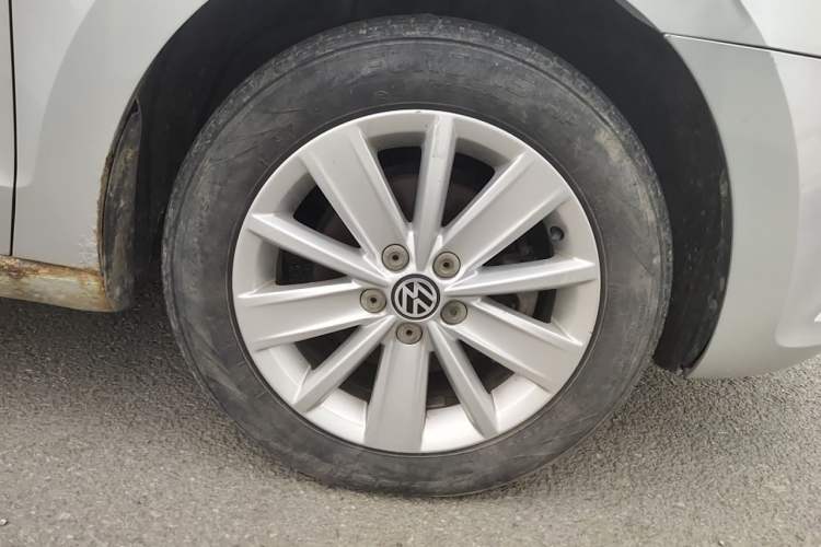 Used Volkswagen Jetta 2013 1.6L Automatic Comfort Model Right Front Wheel Hub