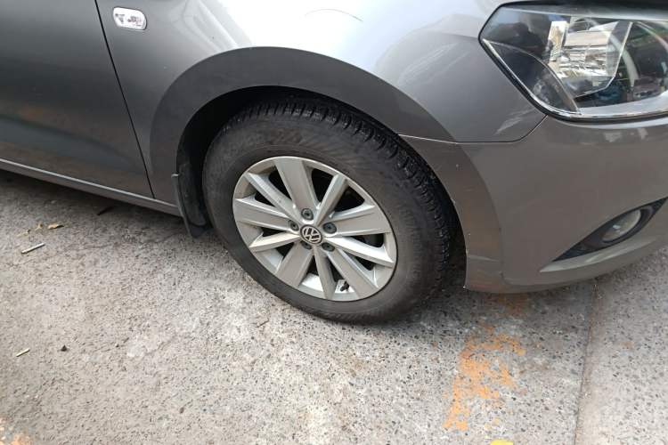 Used Volkswagen Jetta 2013 1.6L Automatic Comfort Model Right Front Wheel Hub