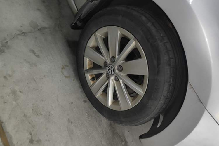 Used Volkswagen Jetta 2013 1.6L Automatic Comfort Model Right Front Wheel Hub