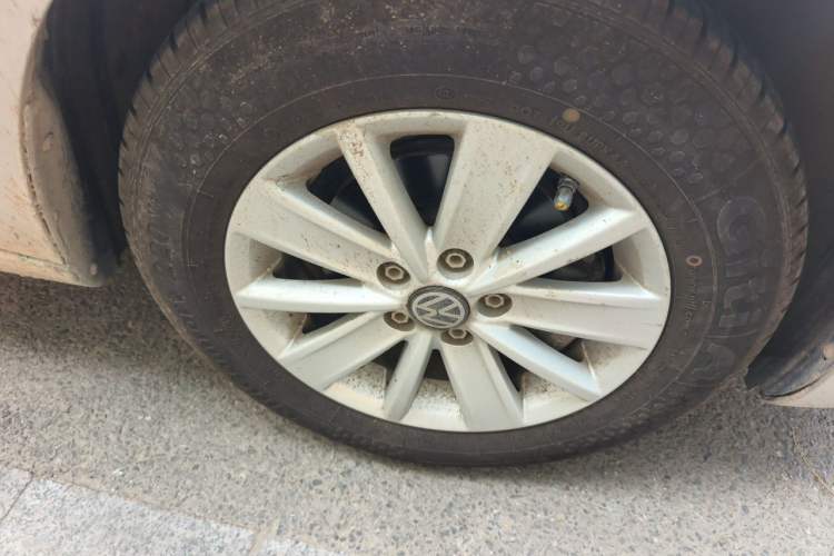 Used Volkswagen Jetta 2013 1.4L Manual Fashion Model Right Front Wheel Hub