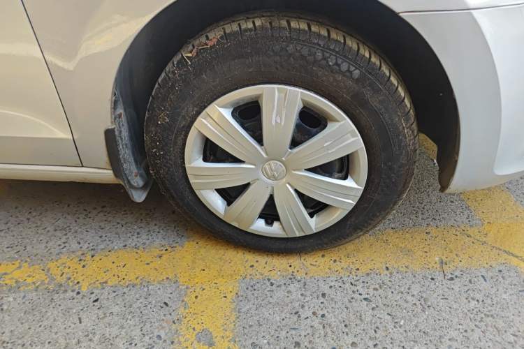 Used Volkswagen Jetta 2013 1.6L Automatic Fashion Model Right Front Wheel Hub