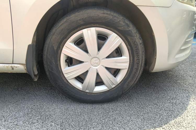 Used Volkswagen Jetta 2013 1.6L Manual Fashion Edition Right Front Wheel Hub