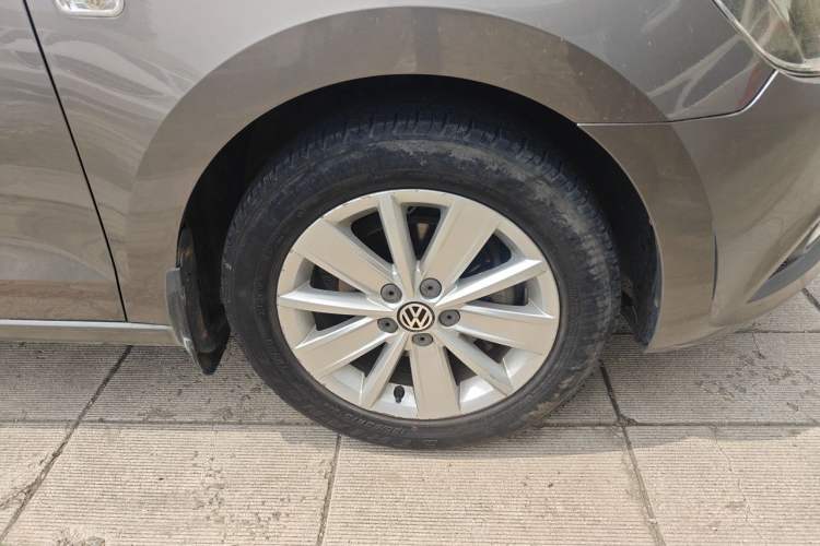 Used Volkswagen Jetta 2013 1.6L Manual Comfort Model Right Front Wheel Hub
