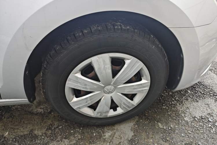 Used Volkswagen Jetta 2013 1.6L Automatic Fashion Model Right Front Wheel Hub