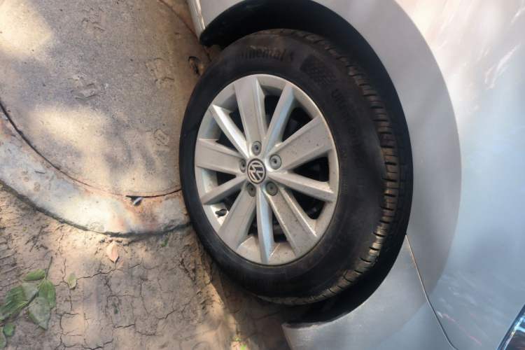 Used Volkswagen Jetta 2013 1.6L Automatic Comfort Model Right Front Wheel Hub