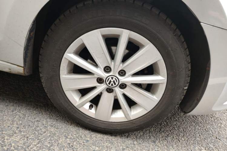 Used Volkswagen Jetta 2013 1.6L Manual Comfort Model Right Front Wheel Hub