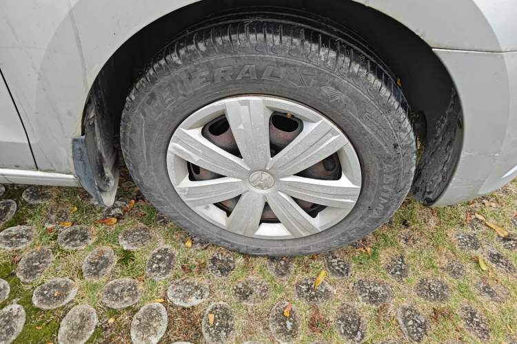 Used Volkswagen Jetta 2013 1.6L Manual Fashion Edition Right Front Wheel Hub