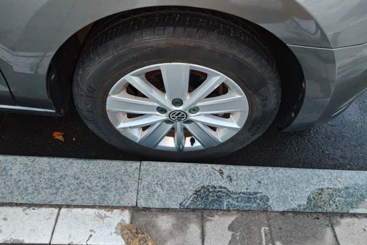 Used Volkswagen Jetta 2013 1.6L Automatic Comfort Model Right Front Wheel Hub
