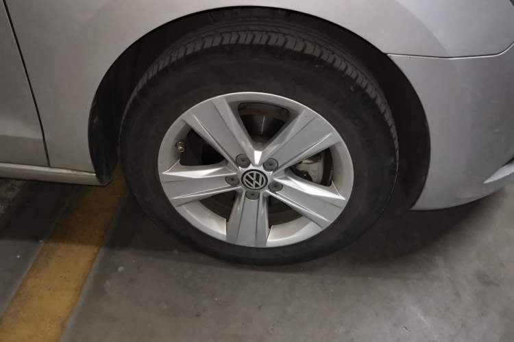 Used Volkswagen Jetta 2013 1.6L Manual Luxury Model Right Front Wheel Hub