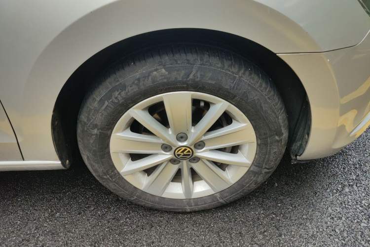 Used Volkswagen Jetta 2013 1.6L Automatic Comfort Model Right Front Wheel Hub