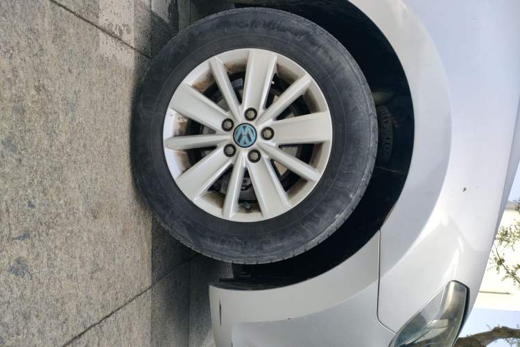 Used Volkswagen Jetta 2013 1.4L Manual Fashion Model Right Front Wheel Hub