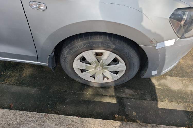 Used Volkswagen Jetta 2013 1.6L Automatic Fashion Model Right Front Wheel Hub