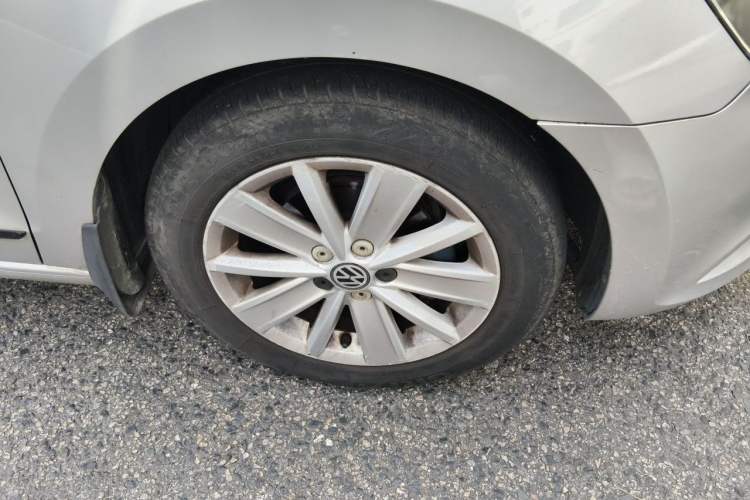 Used Volkswagen Jetta 2013 1.6L Automatic Comfort Model Right Front Wheel Hub