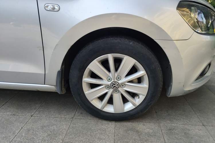 Used Volkswagen Jetta 2013 1.6L Manual Comfort Model Right Front Wheel Hub