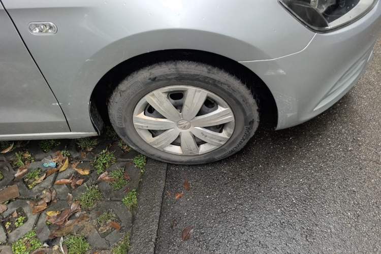 Used Volkswagen Jetta 2013 1.6L Manual Fashion Edition Right Front Wheel Hub